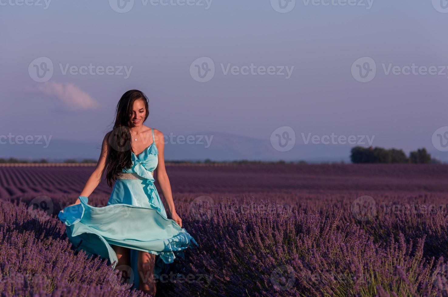 portrait de femme dans un champ de fleurs de lavande photo