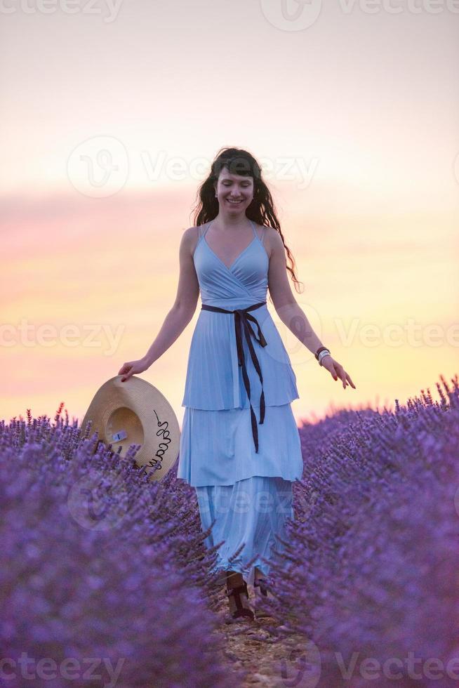 portrait de femme dans un champ de fleurs de lavande photo