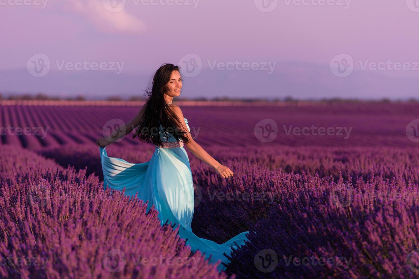 femme dans un champ de fleurs de lavande photo