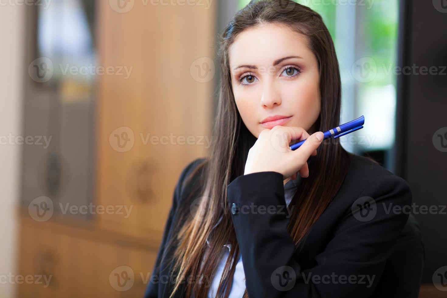 jeune, femme affaires, tenue, stylo photo