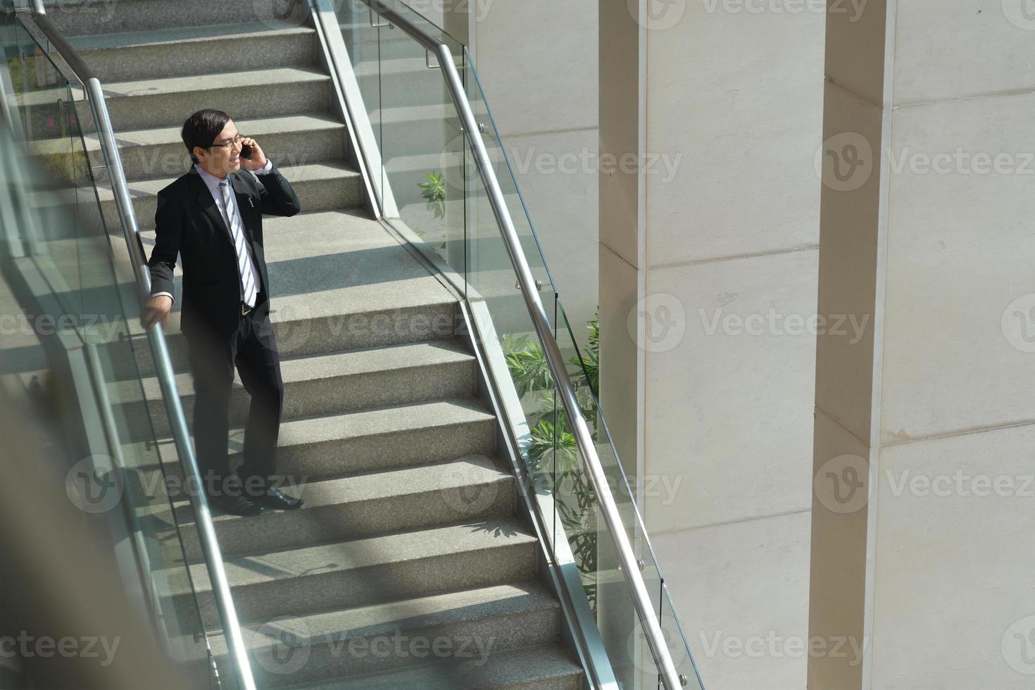 homme d'affaires dans les escaliers photo