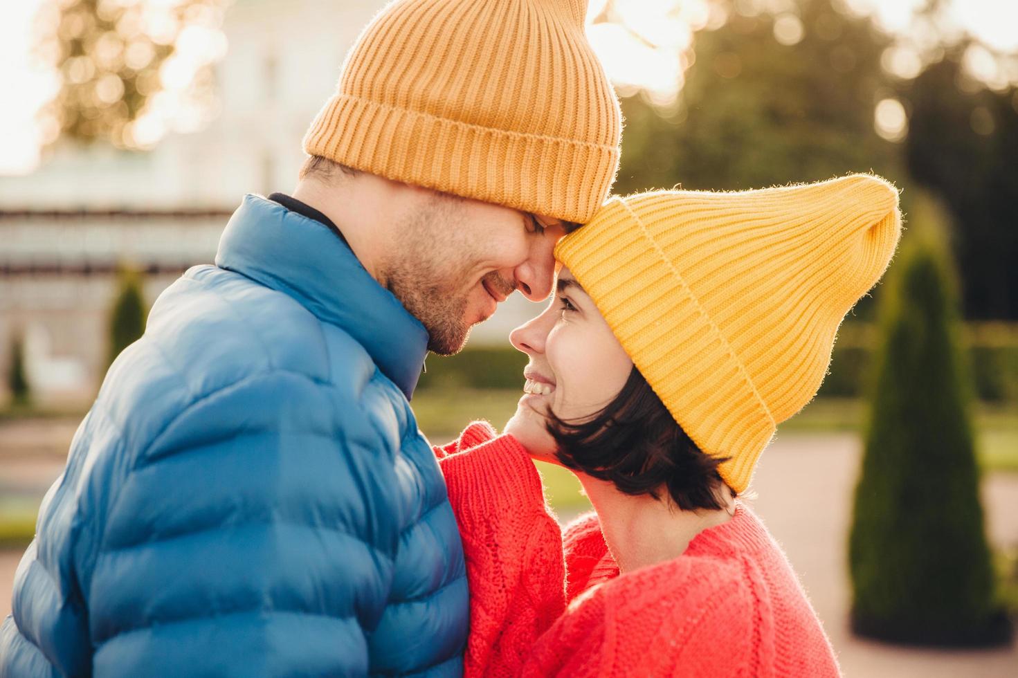 la jolie femme brune passe un moment inoubliable avec son petit ami, se regarde dans les yeux, sourit joyeusement, profite de l'isolement. un couple passe du temps ensemble, profite du beau temps et a un grand amour photo