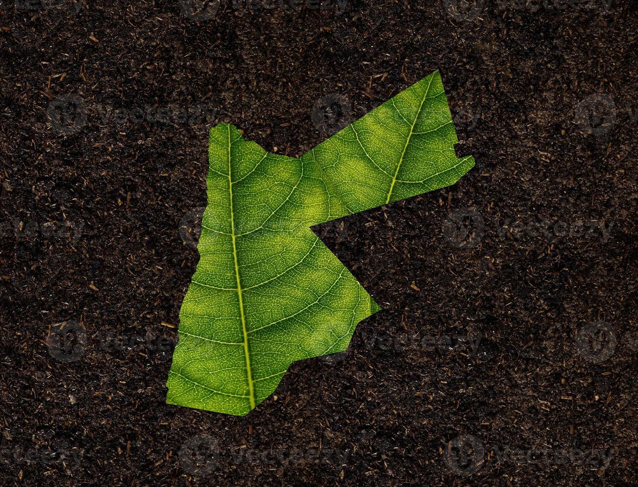 carte de la jordanie faite de feuilles vertes sur le concept d'écologie de fond de sol photo