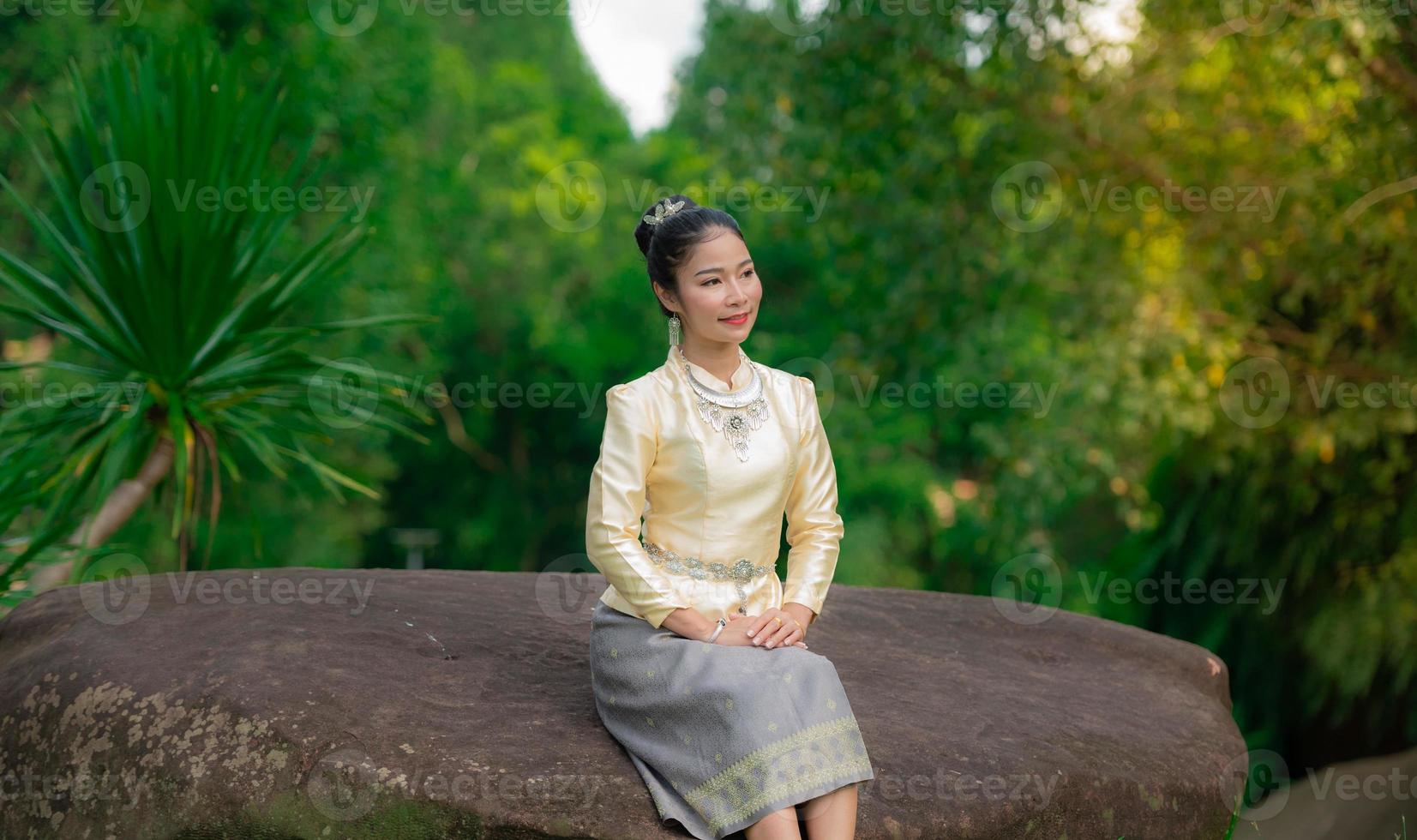 femme asiatique portant une robe costume traditionnel thaïlandais, belles femmes thaïlandaises dans le passé. femme asiatique portant une robe costume traditionnel thaïlandais, belles femmes thaïlandaises dans le passé. photo