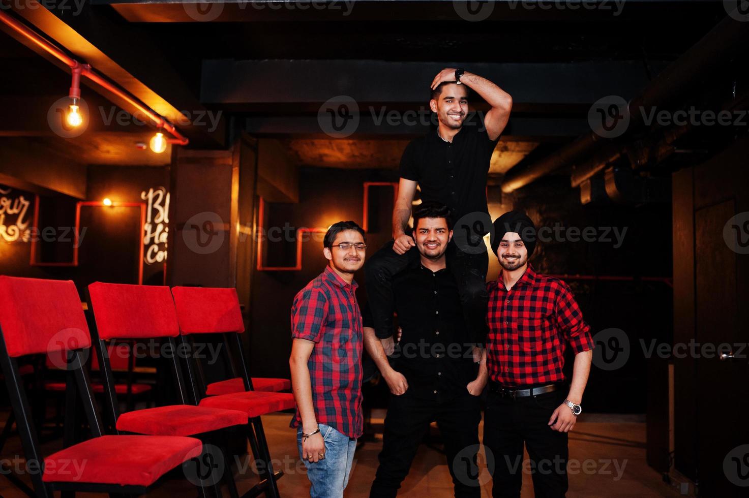 groupe d'amis indiens s'amusant et se reposant à la discothèque. photo