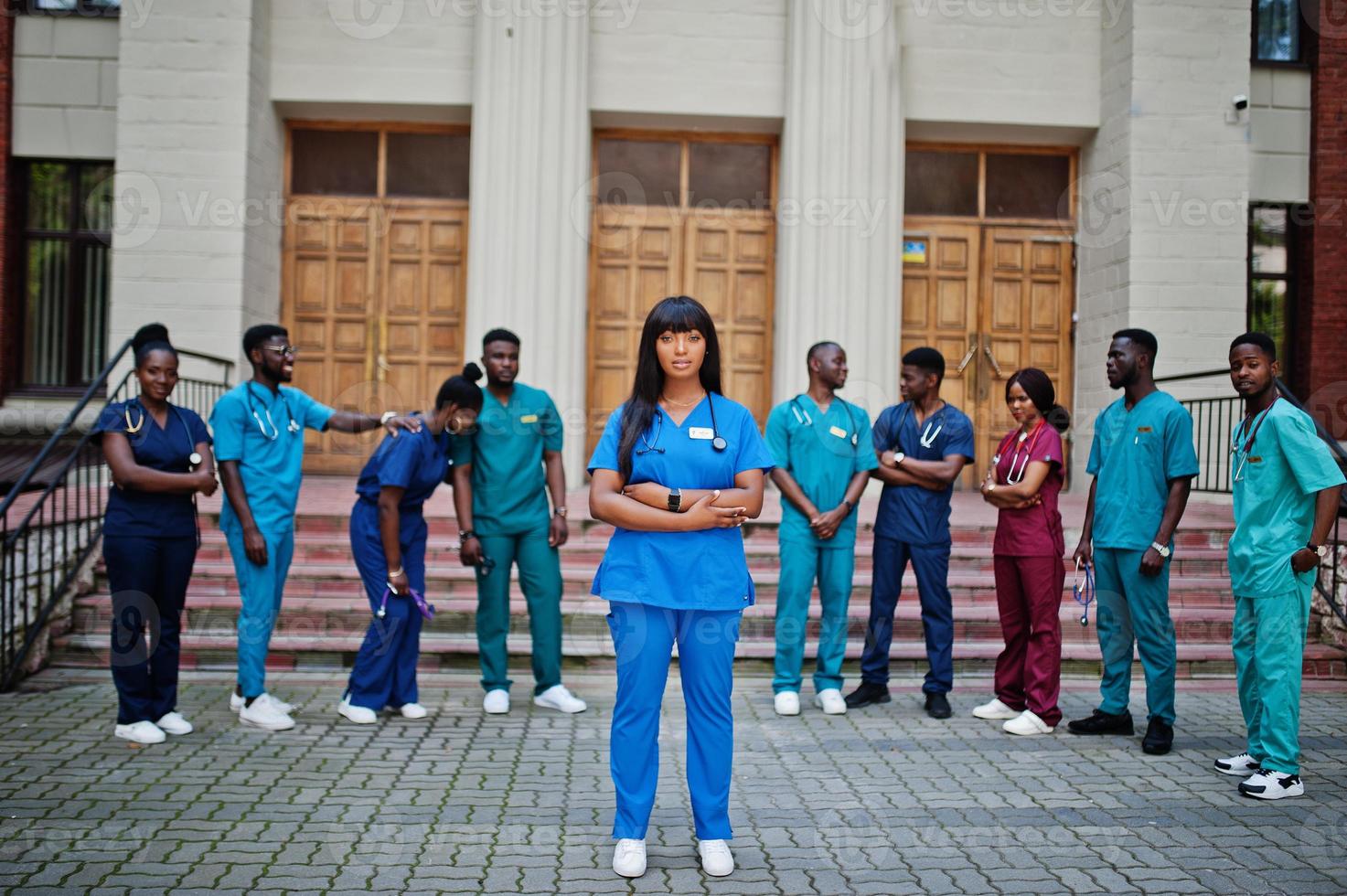 groupe d'étudiants en médecine africains posés en plein air contre la porte de l'université. photo