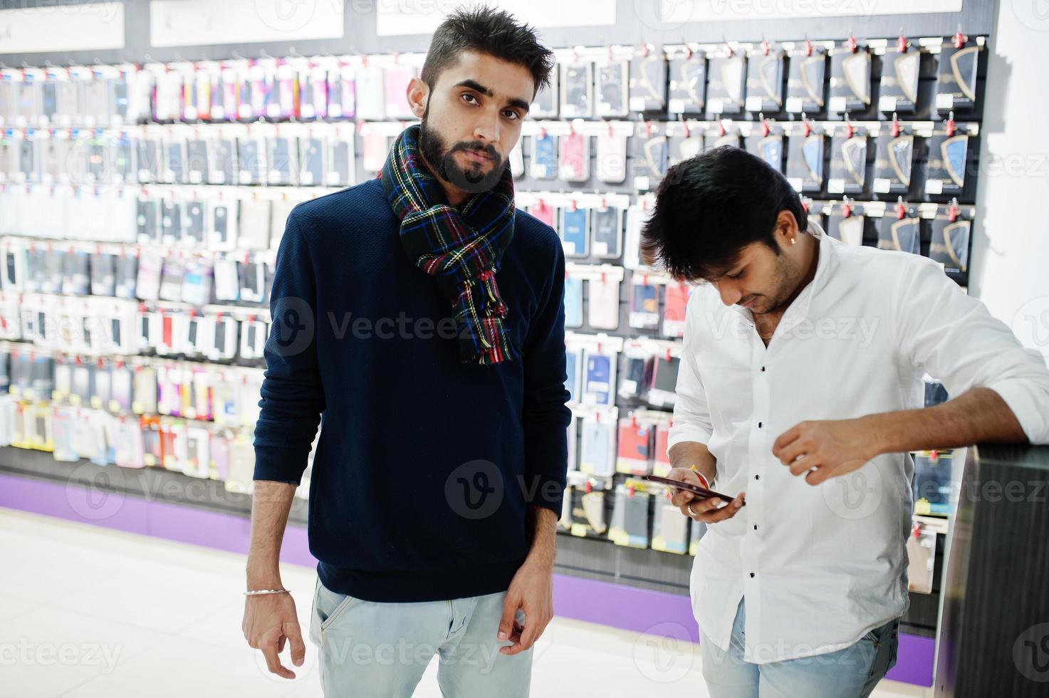 deux indiens mans client acheteur au magasin de téléphonie mobile avec eux de nouveaux smartphones. concept de peuples et de technologies d'asie du sud. magasin de téléphonie mobile. photo