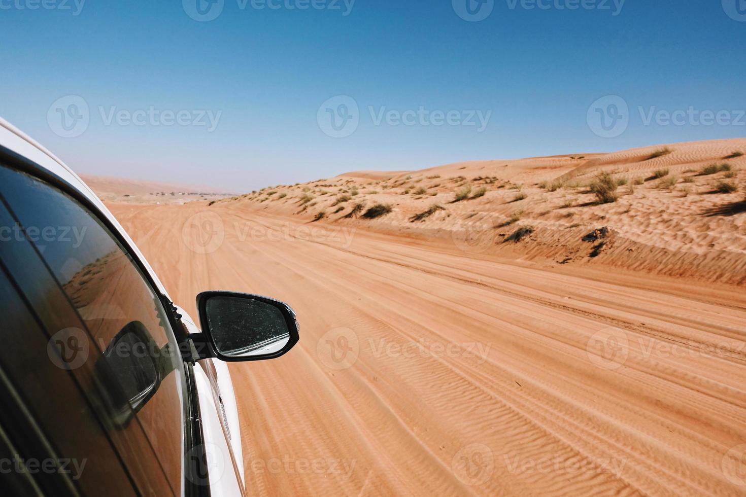point de vue depuis la fenêtre en voiture tout-terrain sur route dans une zone désertique, oman photo