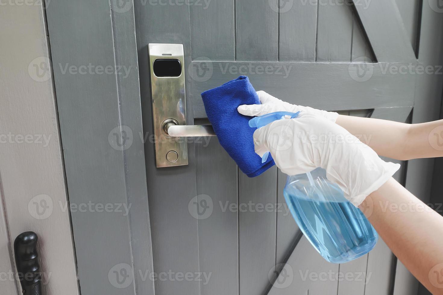 nettoyer les poignées de porte avec un antiseptique pendant une épidémie virale photo