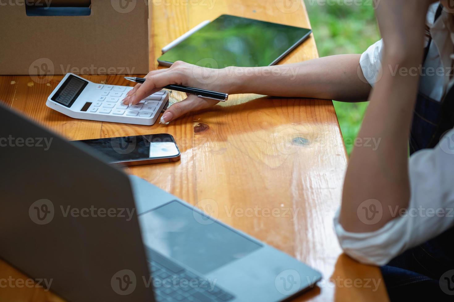 jeune femme d'affaires utilisant une tablette pour vérifier les ventes de produits en ligne photo