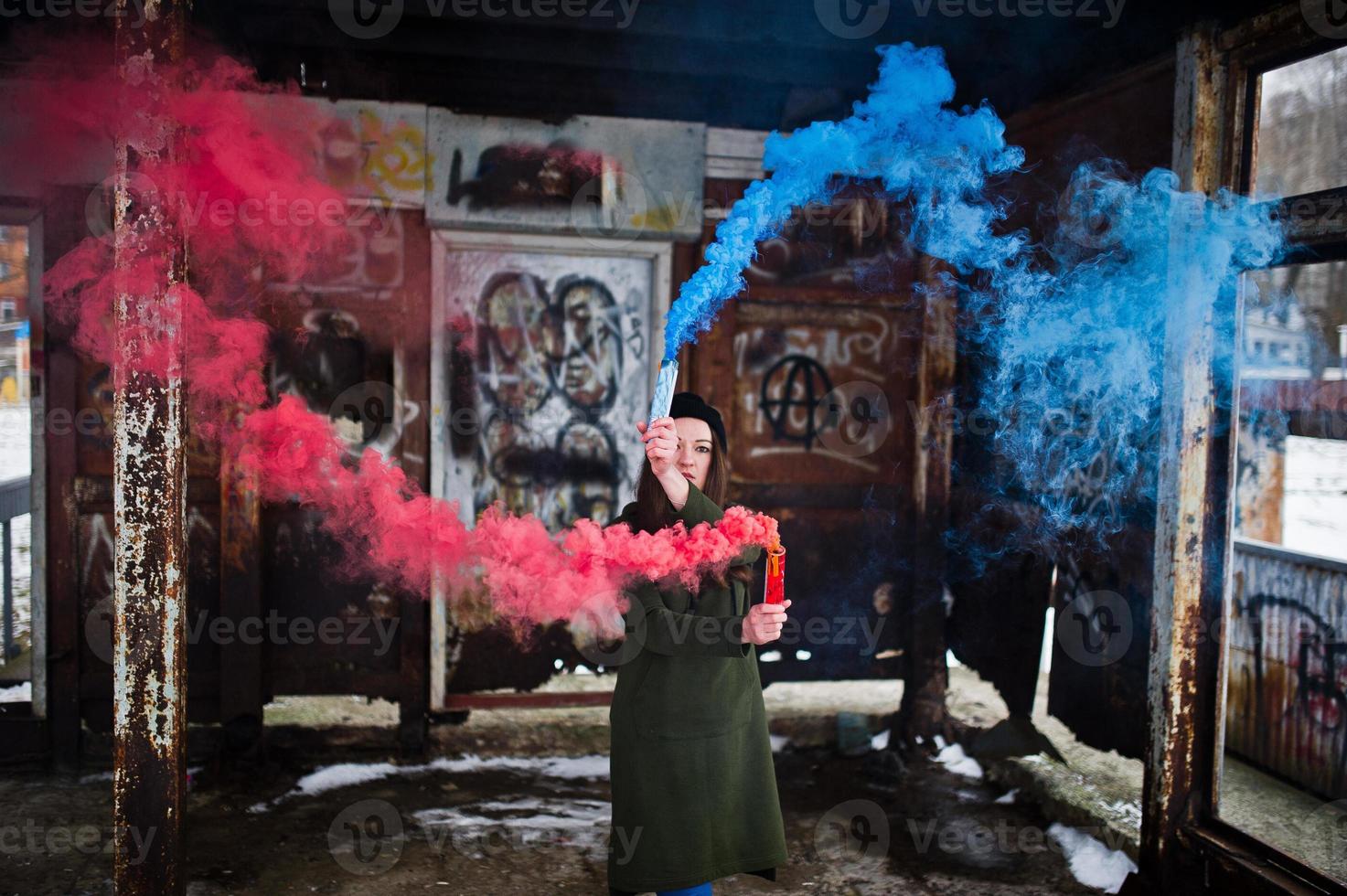 jeune fille avec une bombe fumigène de couleur rouge à la main. 10496208  Photo de stock chez Vecteezy