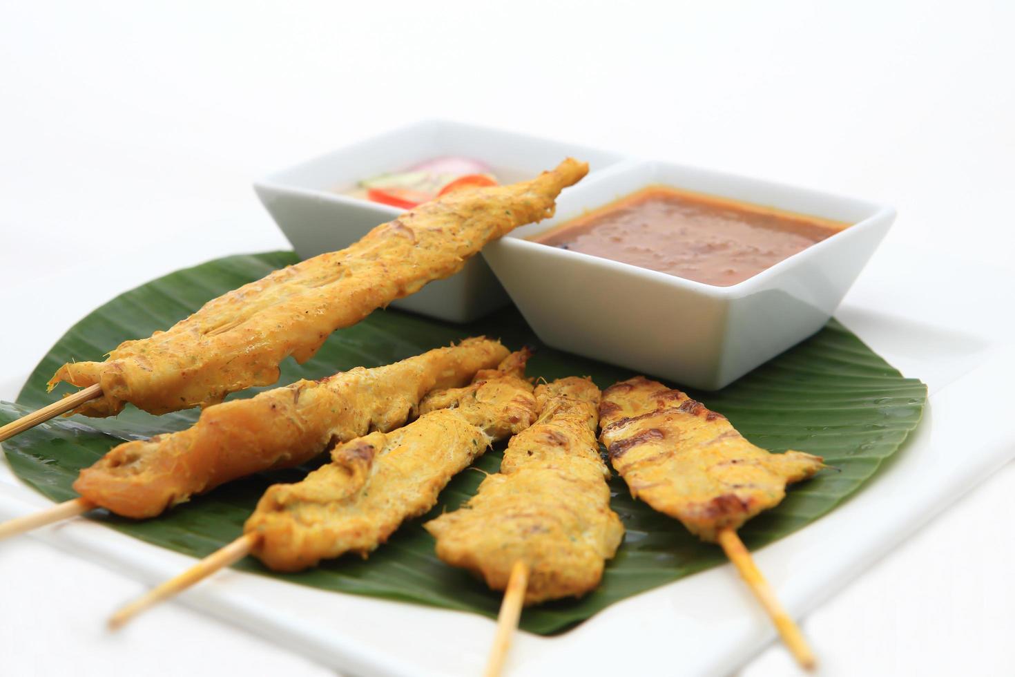 satay de porc au barbecue avec sauce aux arachides photo