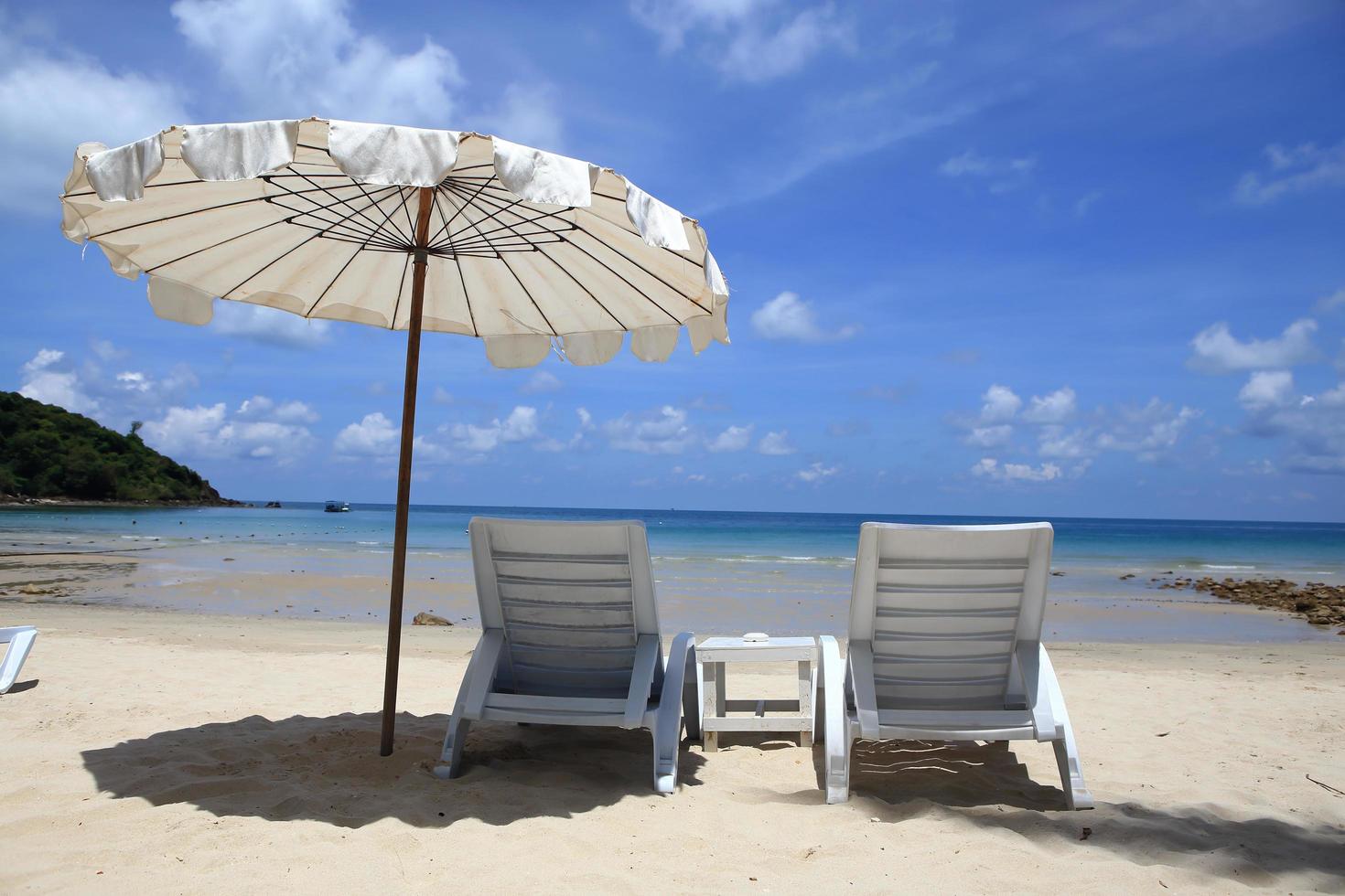 chaise sur la plage pour se détendre photo