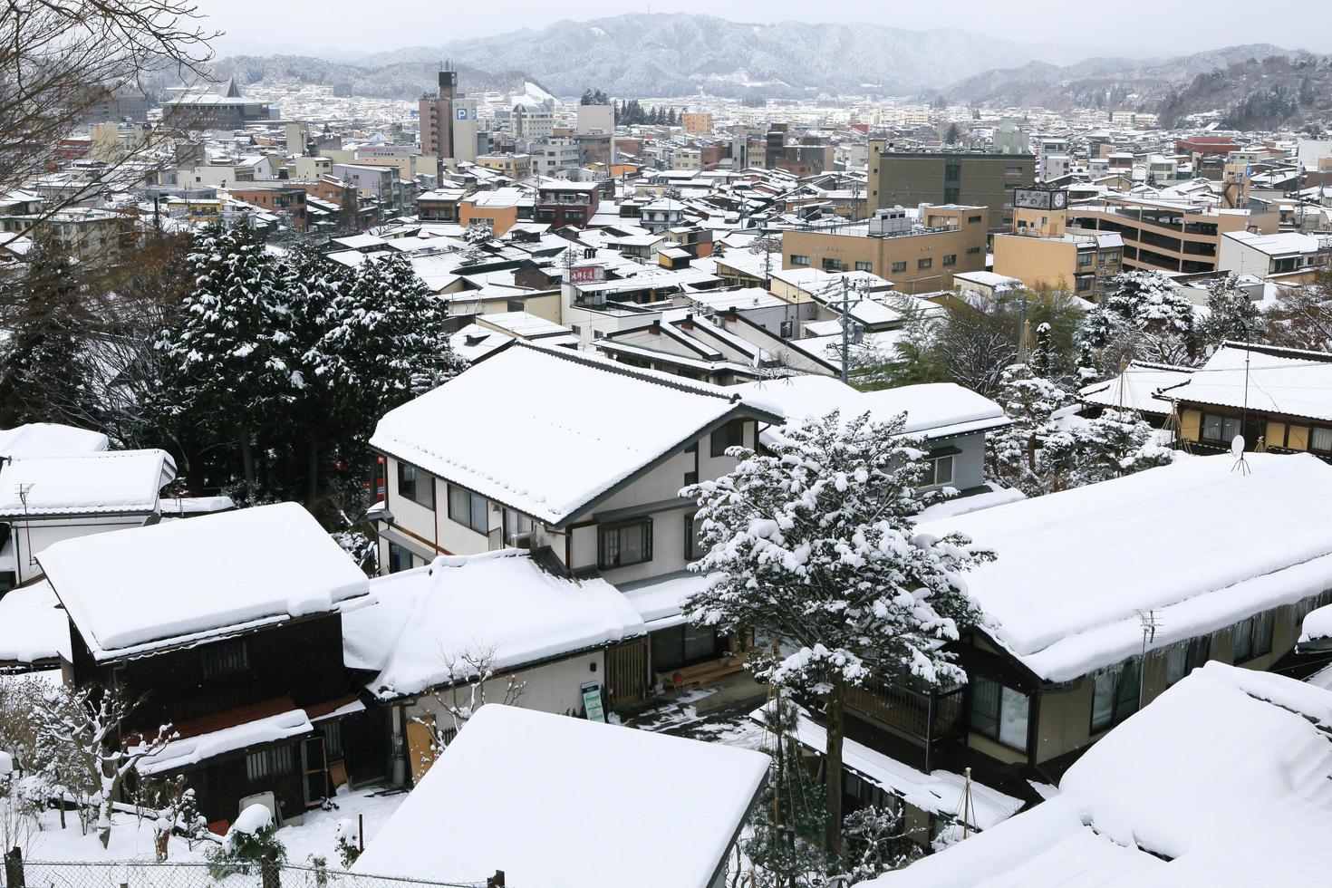 Vue de la ville de Takayama au Japon dans la neige photo