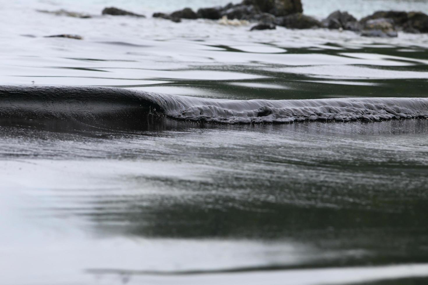 déversement de pétrole brut sur la plage photo