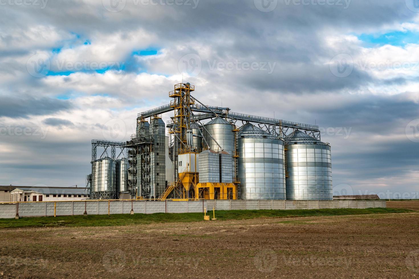 ascenseur à grenier. agro-industrie et usine de fabrication pour la transformation et les silos d'argent pour le nettoyage à sec et le stockage des produits agricoles, de la farine, des céréales et des grains. photo