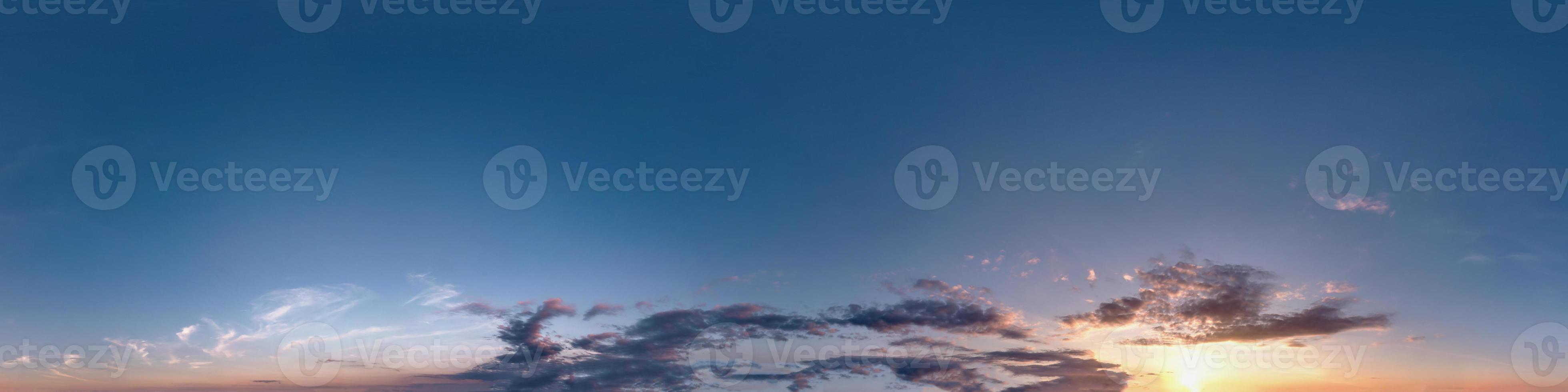 panorama hdri du ciel coucher de soleil sombre et harmonieux vue d'angle à 360 degrés avec de beaux nuages au zénith pour une utilisation dans les graphiques 3d comme dôme du ciel ou modification d'un tir de drone photo