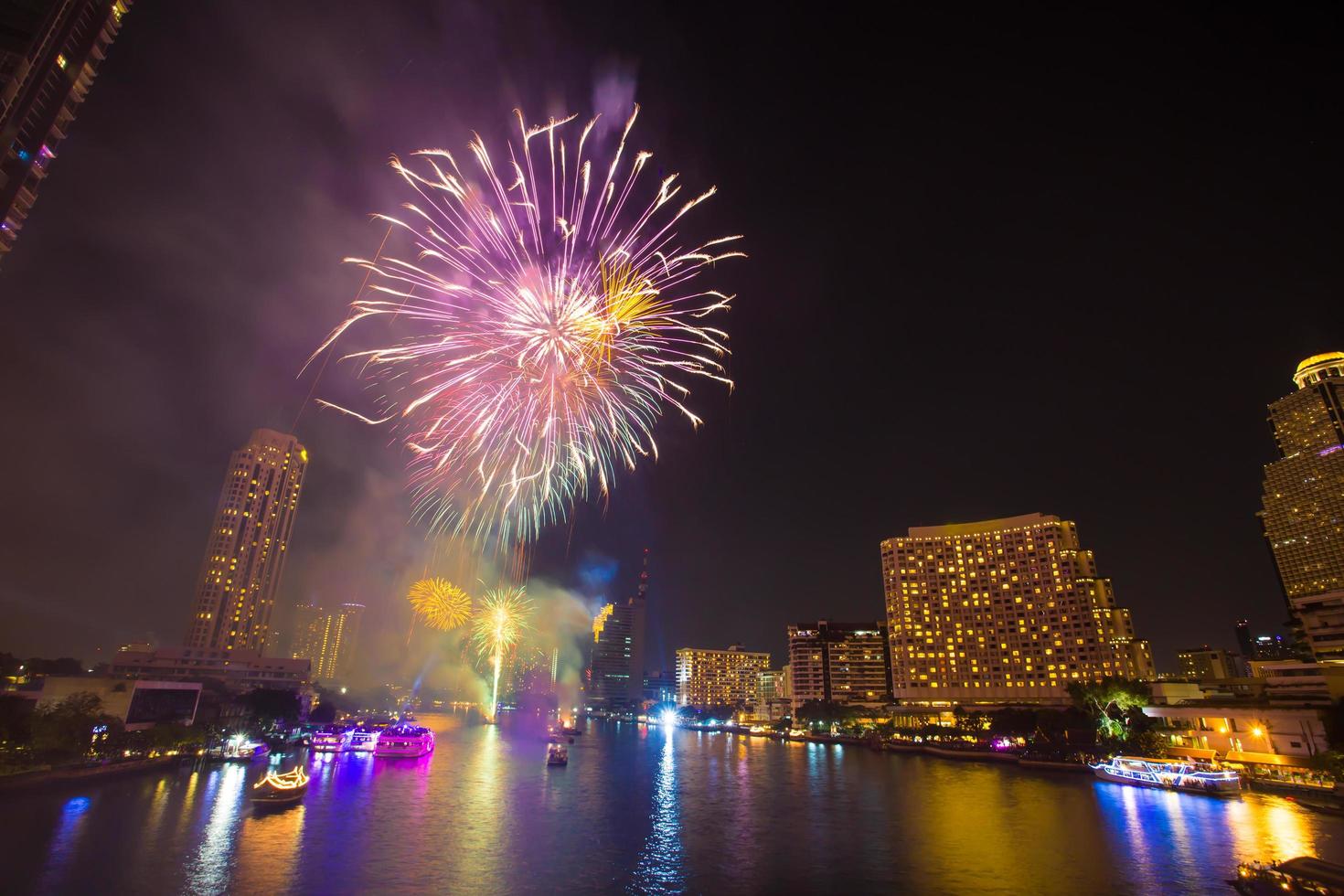 Feu d'artifice sur la rivière chao phraya dans la fête de célébration du compte à rebours 2016 bangkok thaïlande photo