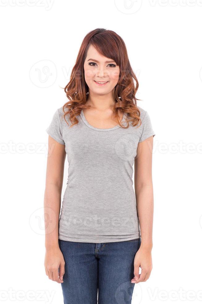 heureuse adolescente en t-shirt gris blanc sur fond blanc photo