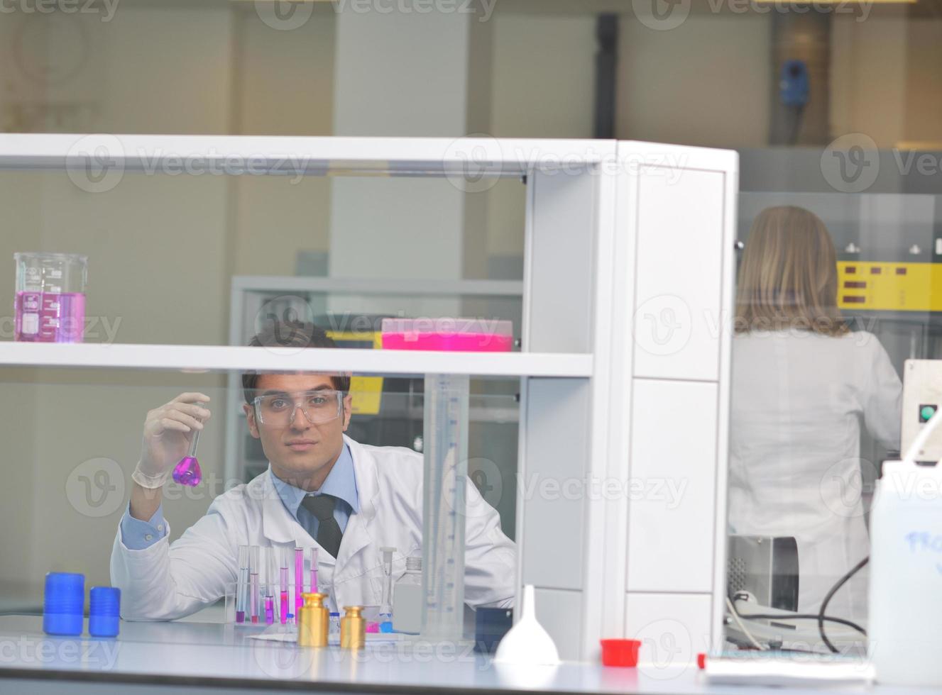 gens de science en laboratoire lumineux photo