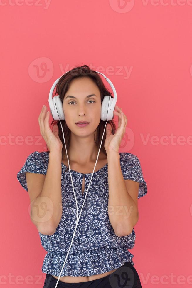 femme avec un casque isolé sur un rouge photo