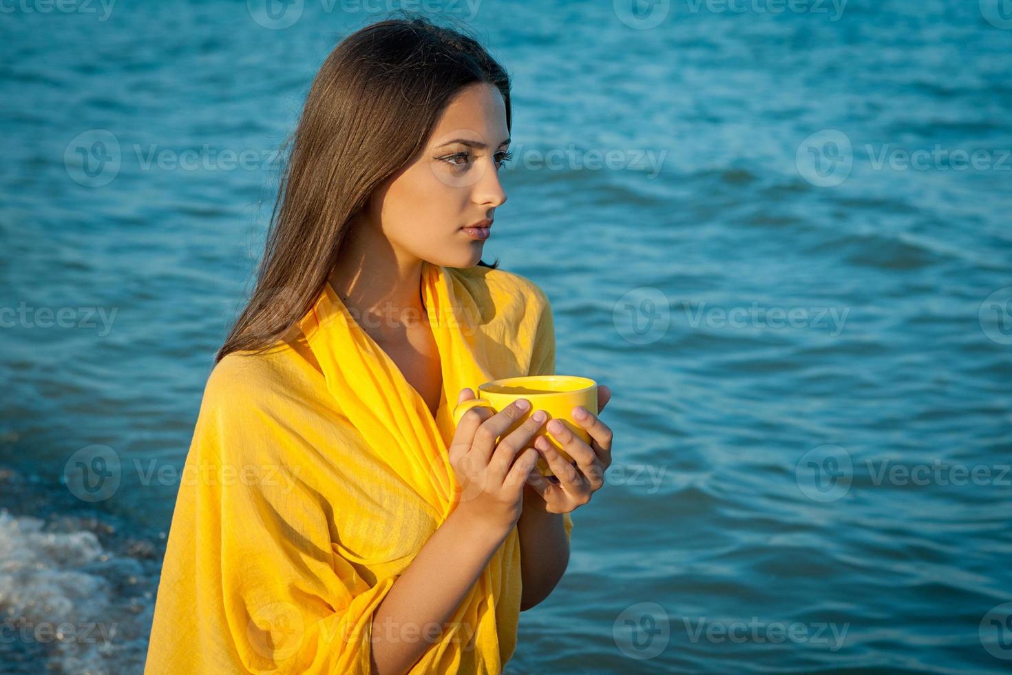 solitude avec une tasse de thé photo