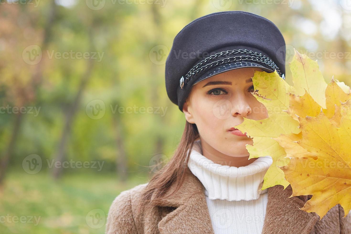 belle femme douce dans le parc d'automne photo