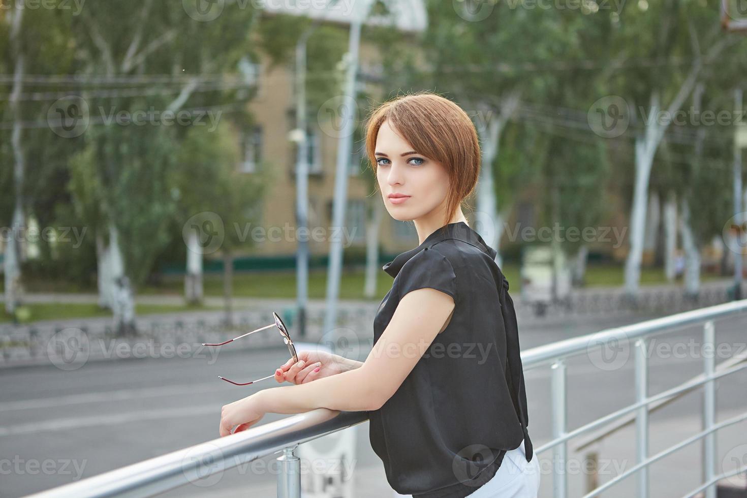 belle jeune femme à l'extérieur. photo