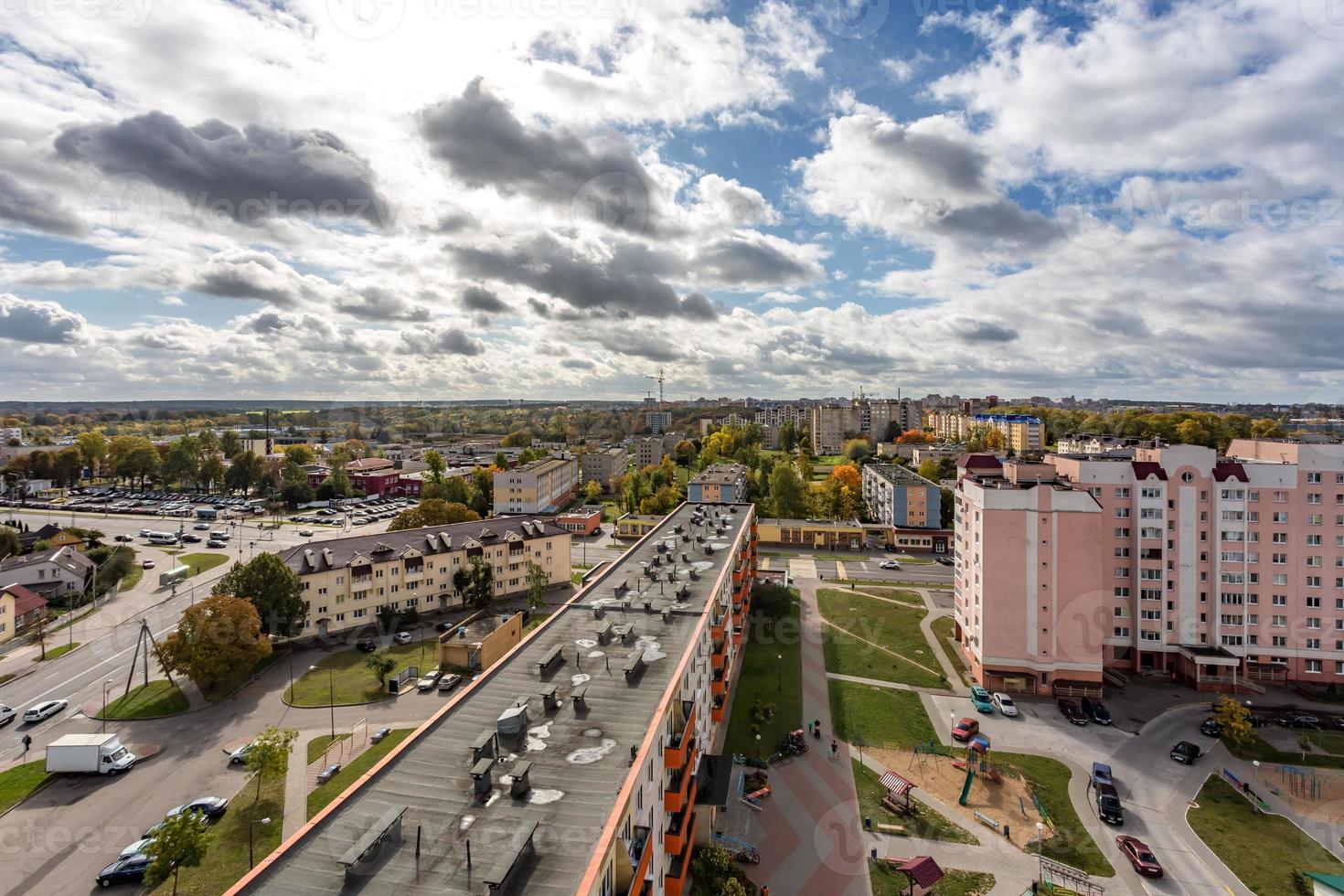 vue panoramique sur le nouveau quartier de construction de grande hauteur quartier résidentiel de développement urbain à l'automne nuageux d'une vue à vol d'oiseau. la vie dans une grande ville photo