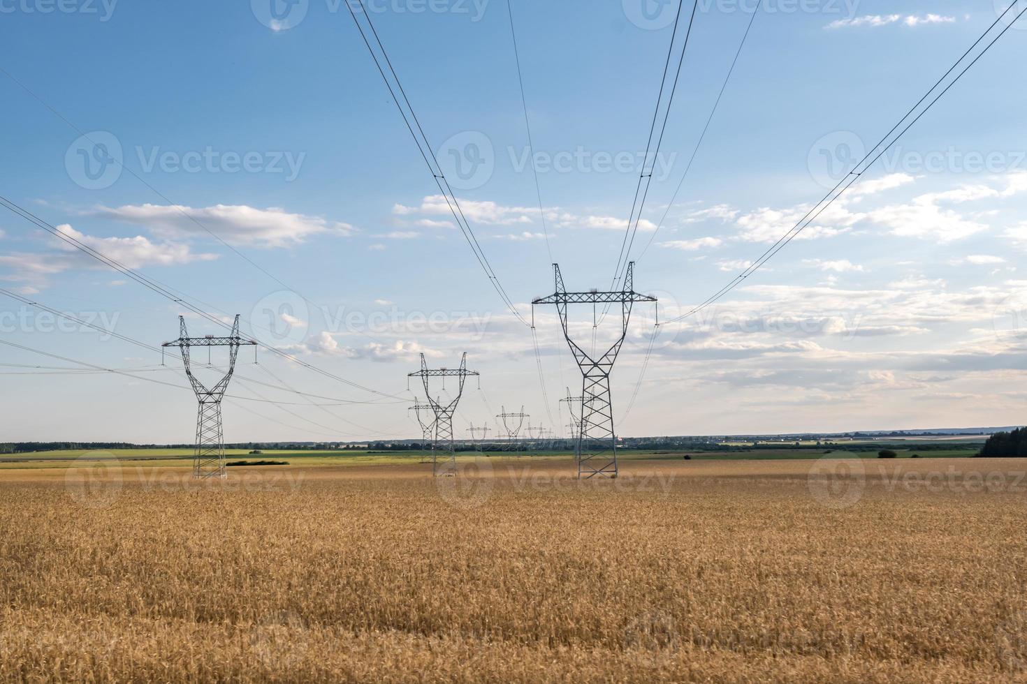 silhouette des pylônes électriques à haute tension sur fond de beaux nuages du soir photo