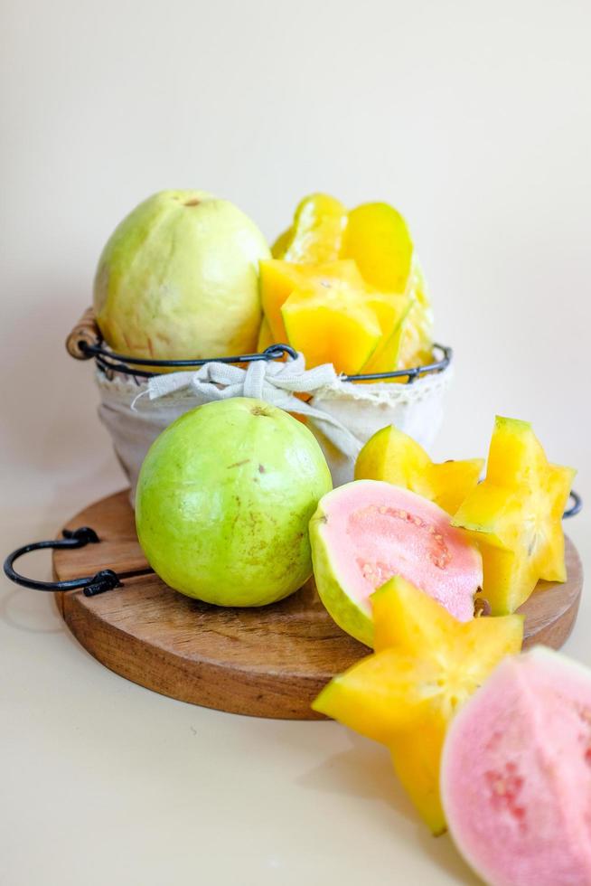 fruits tropicaux, il y a des caramboles et de la goyave dans un petit panier, de bons fruits pour la santé photo