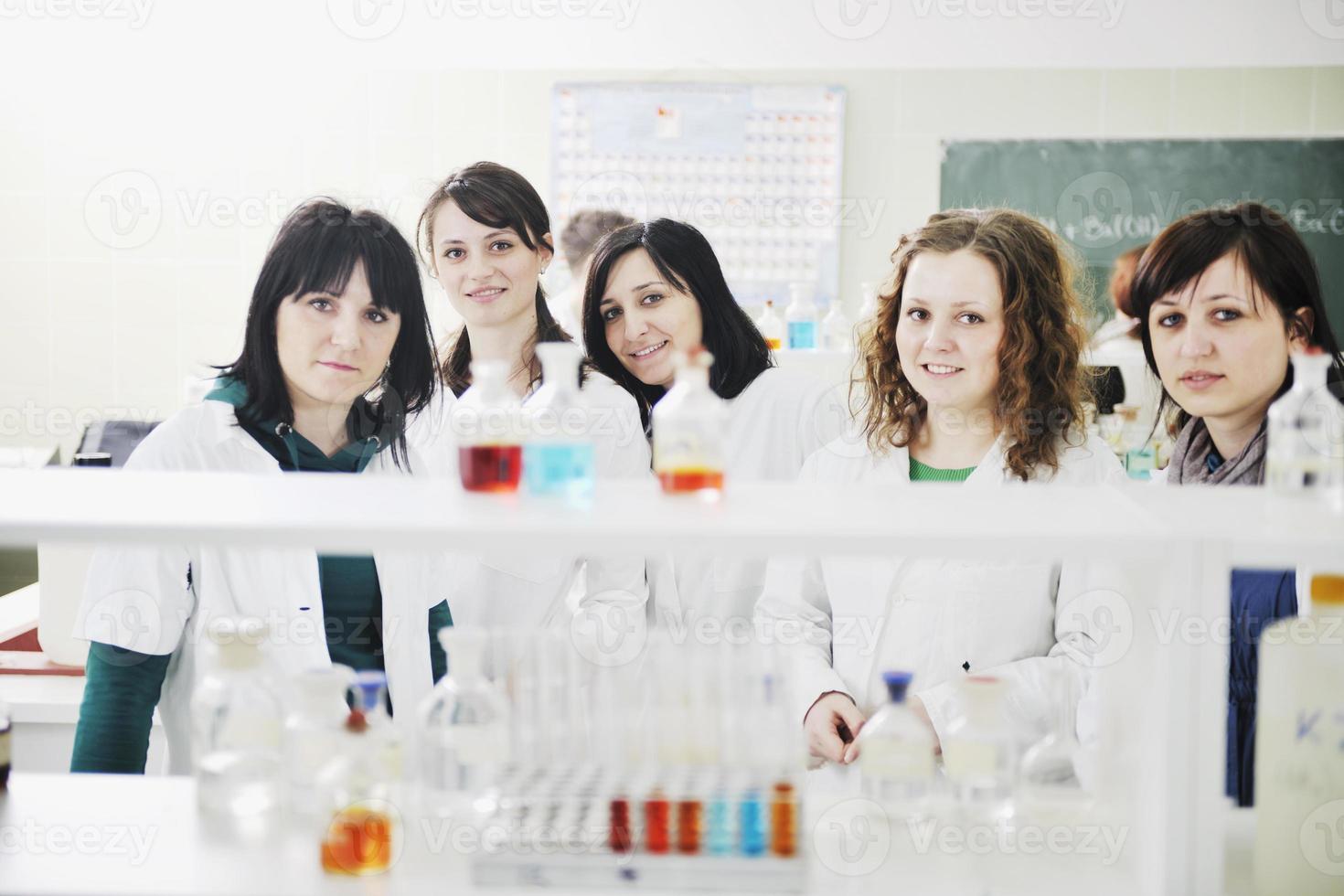 groupe de personnes en laboratoire photo