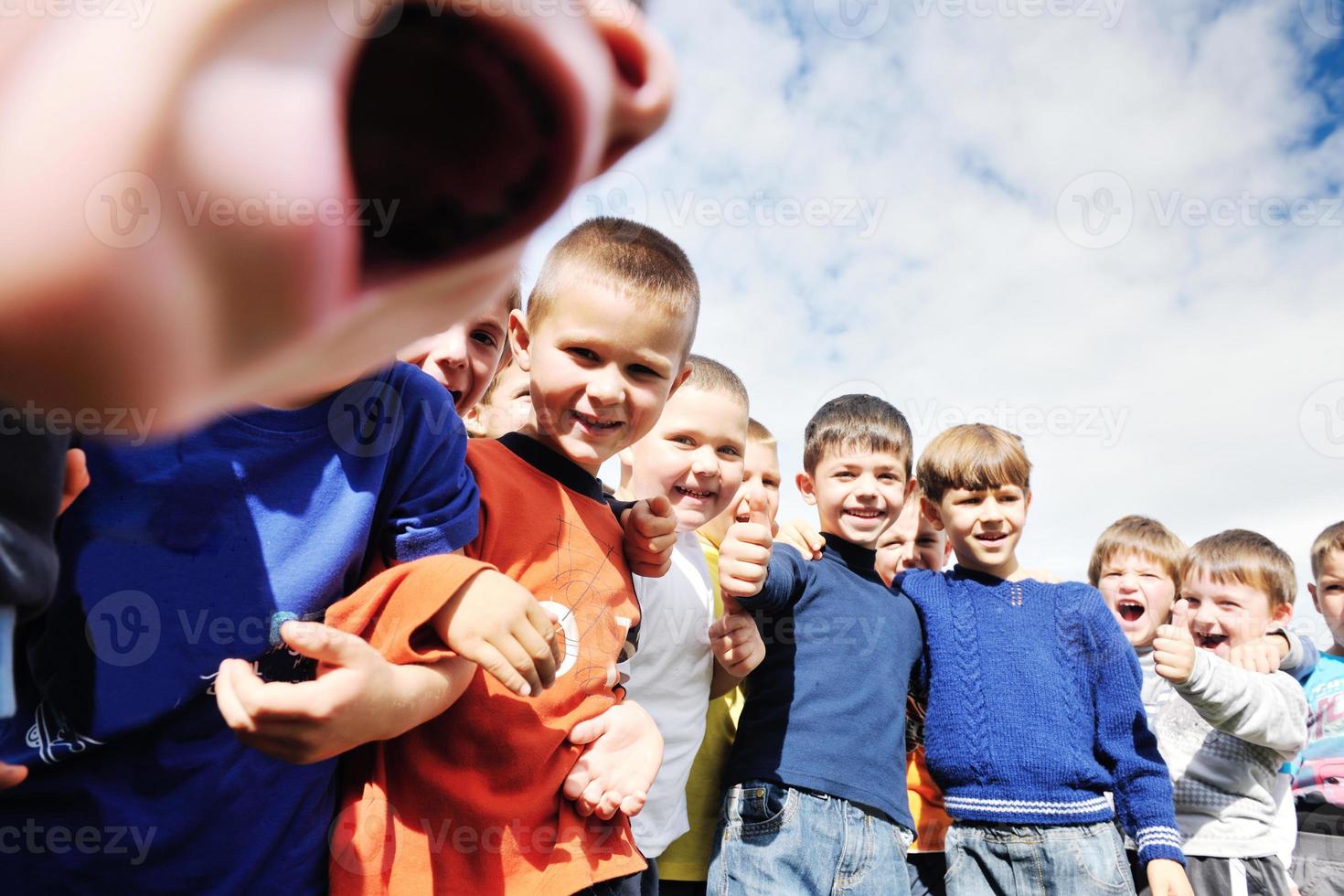 les enfants d'âge préscolaire s'amusent en plein air photo