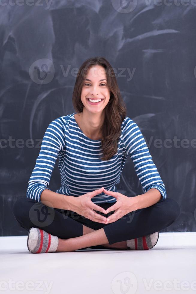 femme assise devant une planche à dessin à la craie photo