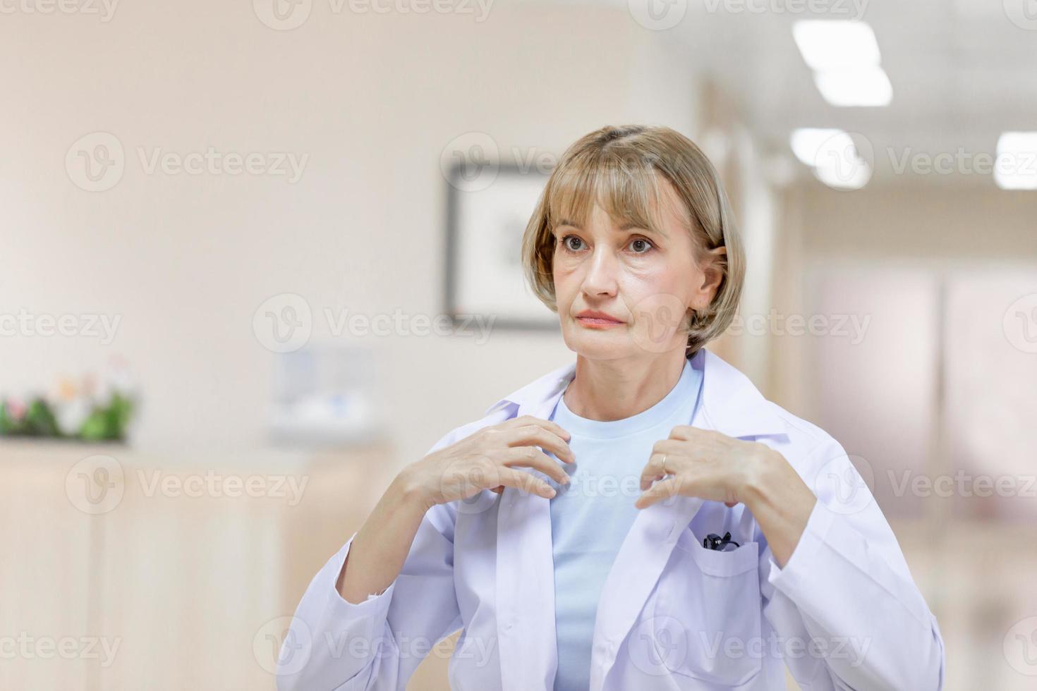 portrait d'une femme médecin joyeuse posant et souriant à l'hôpital, aux soins médicaux et au service médical photo