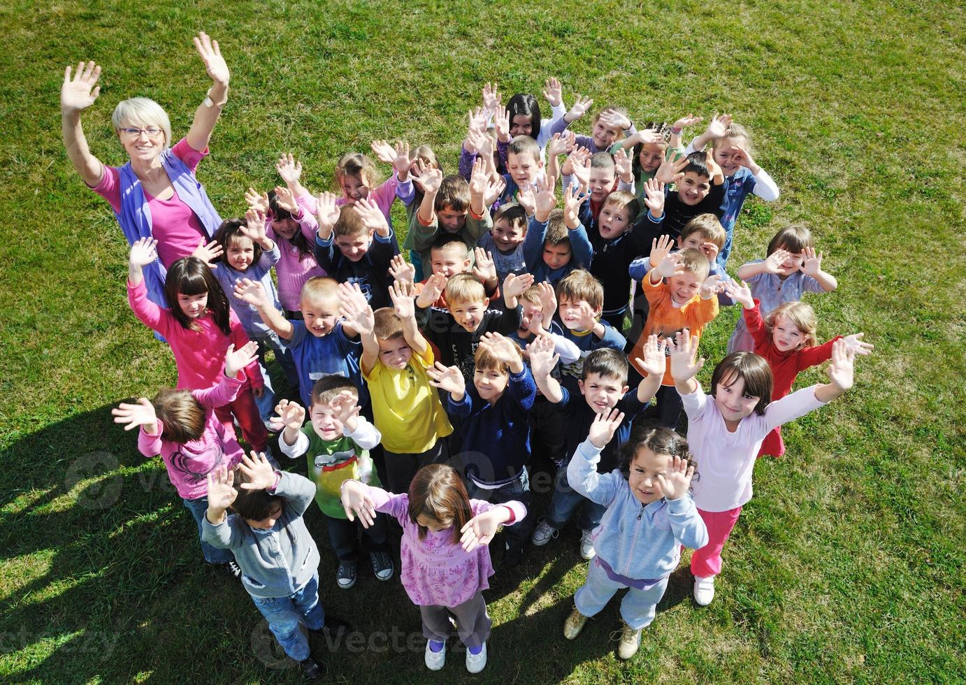 les enfants d'âge préscolaire s'amusent en plein air photo