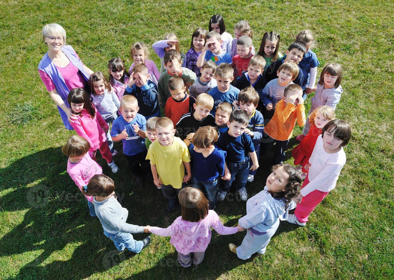 les enfants d'âge préscolaire s'amusent en plein air photo