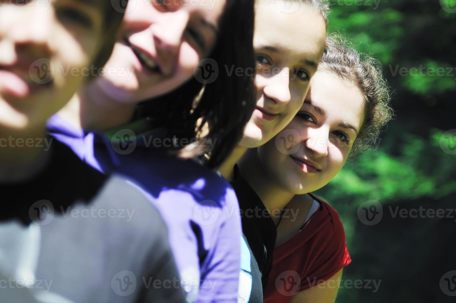 groupe d'enfants en plein air photo