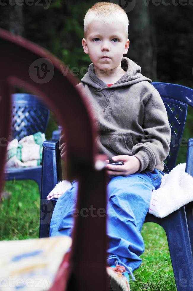 enfant jouant à des jeux photo