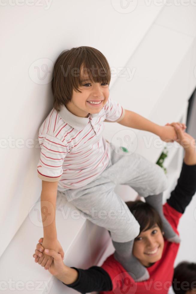 jeunes garçons posant s'alignent sur le dos vue de dessus photo