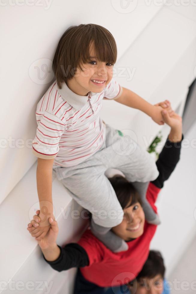 jeunes garçons posant s'alignent sur le dos vue de dessus photo