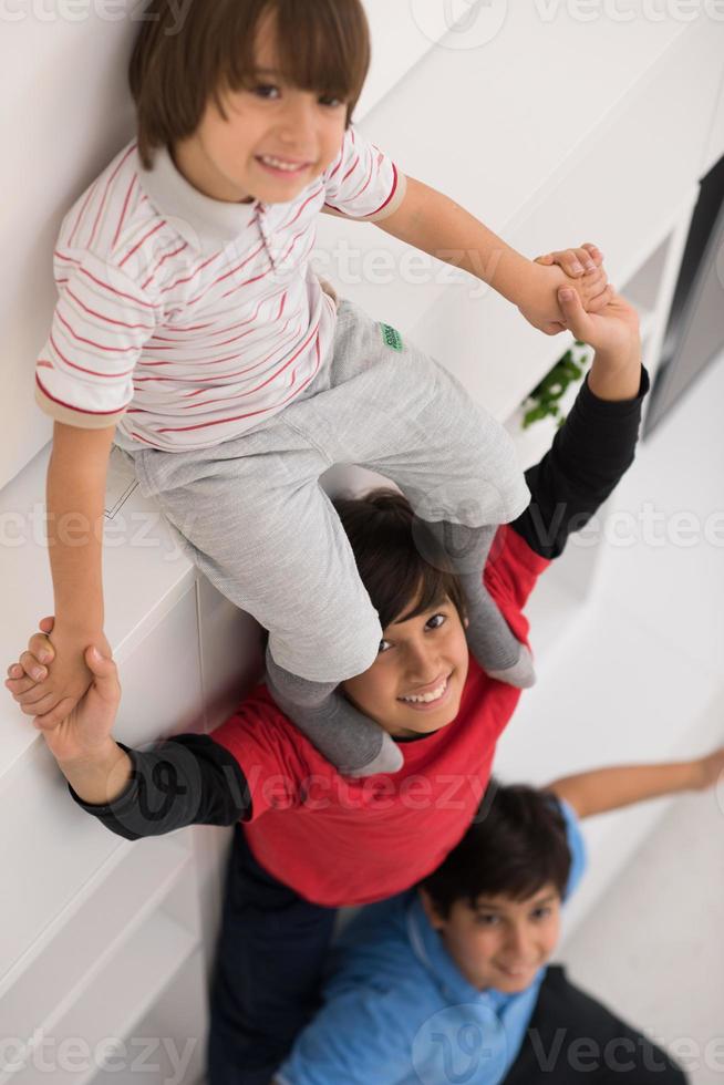 jeunes garçons posant s'alignent sur le dos vue de dessus photo