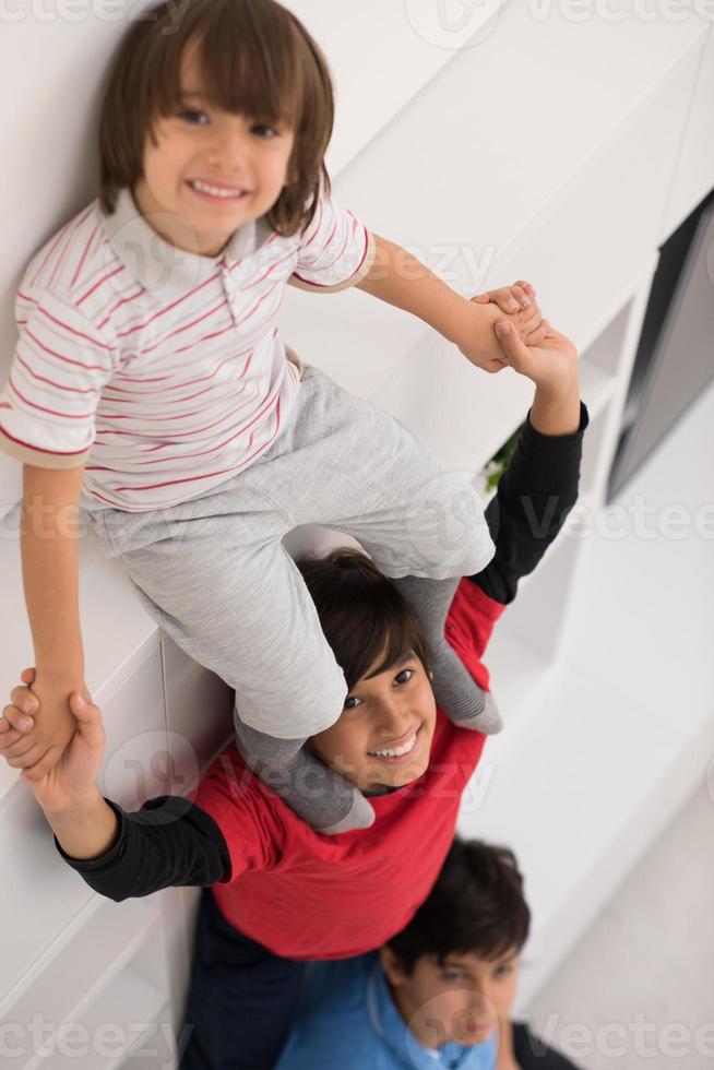 jeunes garçons posant s'alignent sur le dos vue de dessus photo