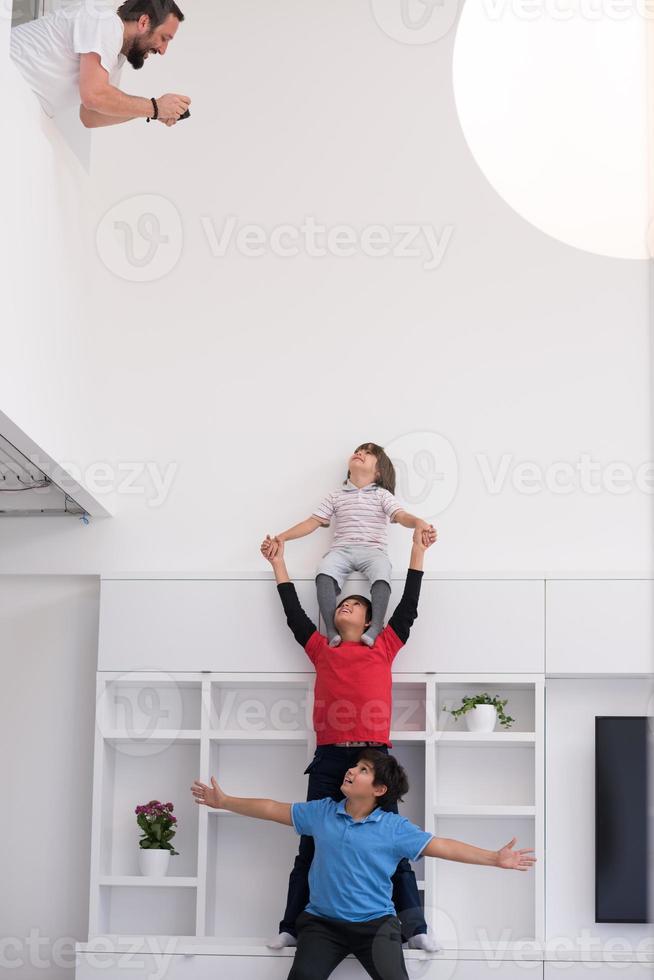 jeunes garçons posant s'alignent sur le dos photo