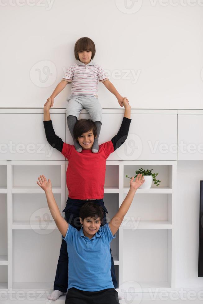 jeunes garçons posant s'alignent sur le dos photo