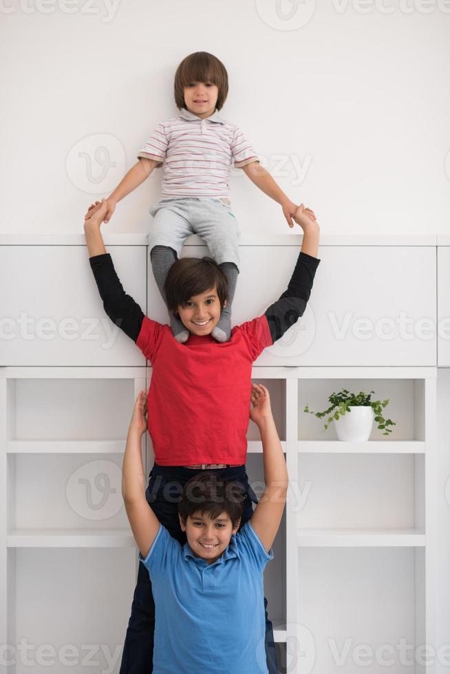 jeunes garçons posant s'alignent sur le dos photo