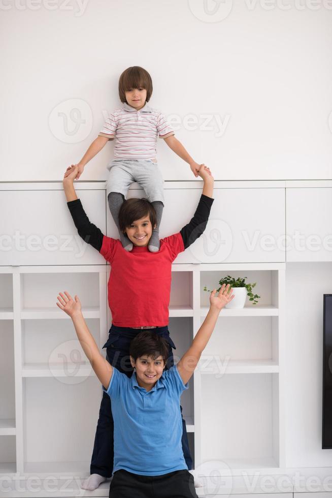 jeunes garçons posant s'alignent sur le dos photo