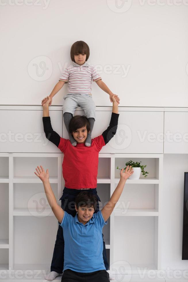 jeunes garçons posant s'alignent sur le dos photo