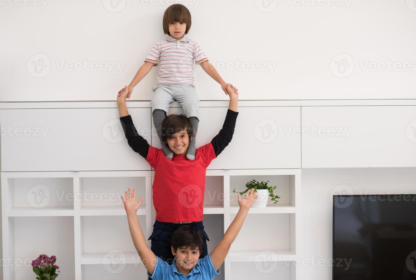 jeunes garçons posant s'alignent sur le dos photo