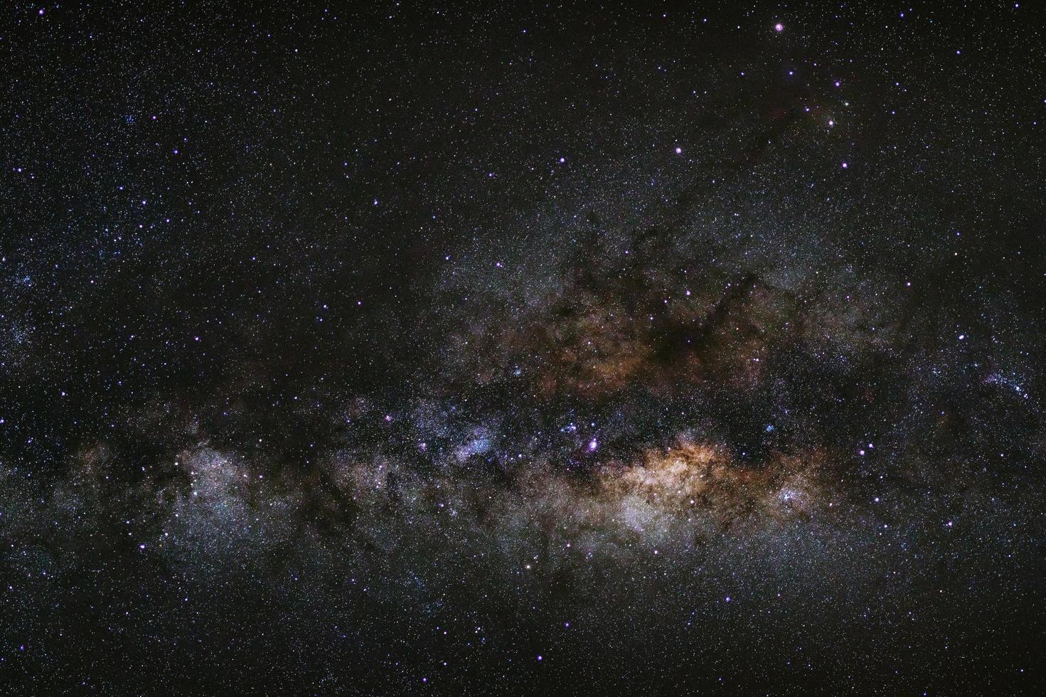 galaxie de la voie lactée, photographie longue exposition, avec grain. photo